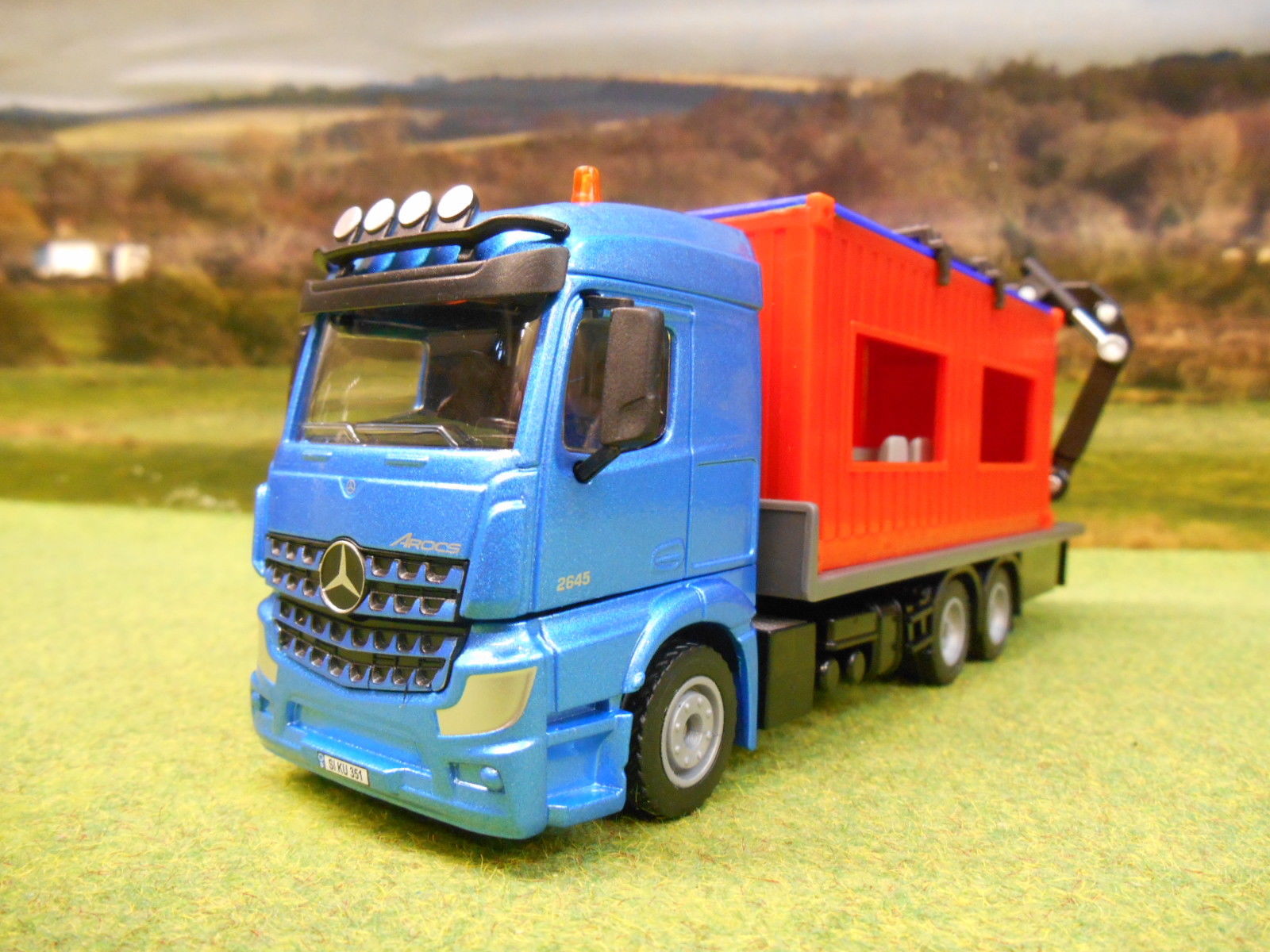 Модель грузовика Mercedes-Benz Arocs со строительным контейнером  